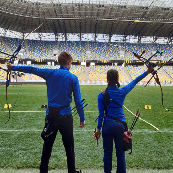 підлітки з луками