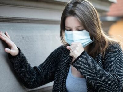 Дівчина в масці