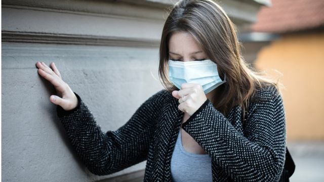 Дівчина в масці