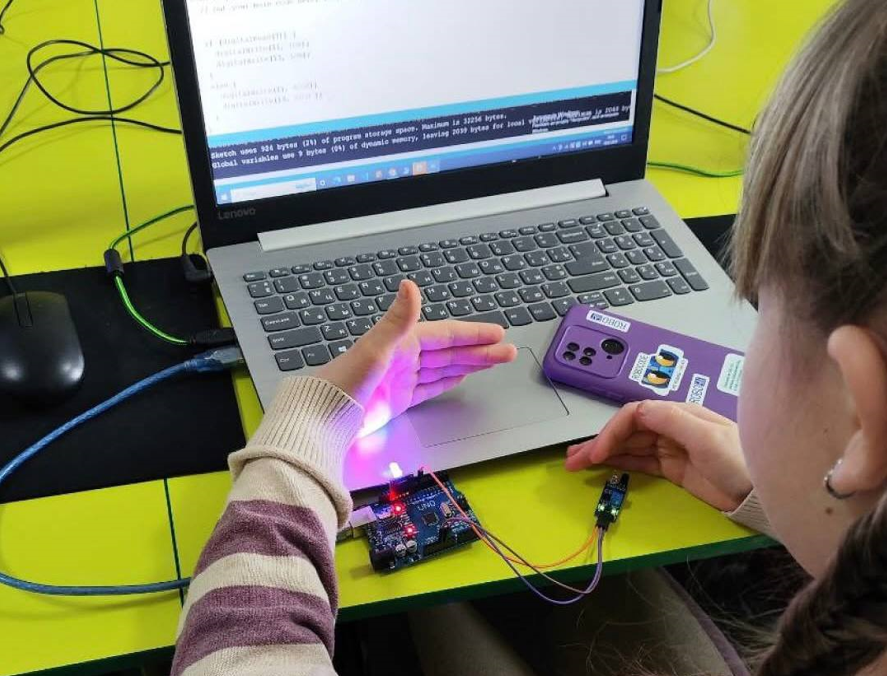 дівчинка за комп'ютером займається програмуванням