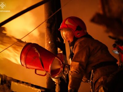 рятувальник гасить вогонь