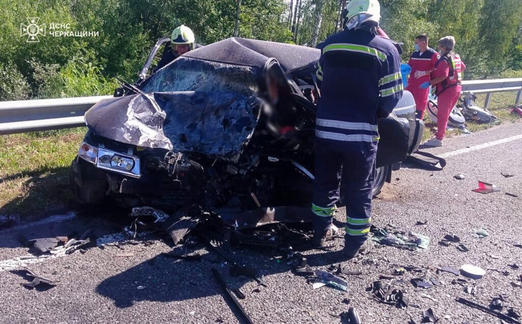 рятувальники і медики біля потрощеного авто