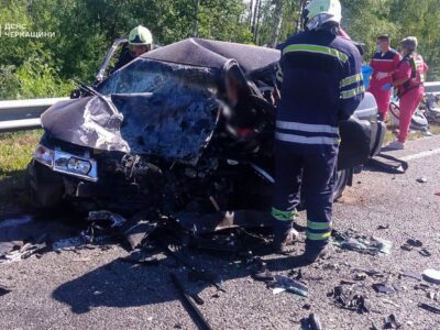 рятувальники і медики біля потрощеного авто