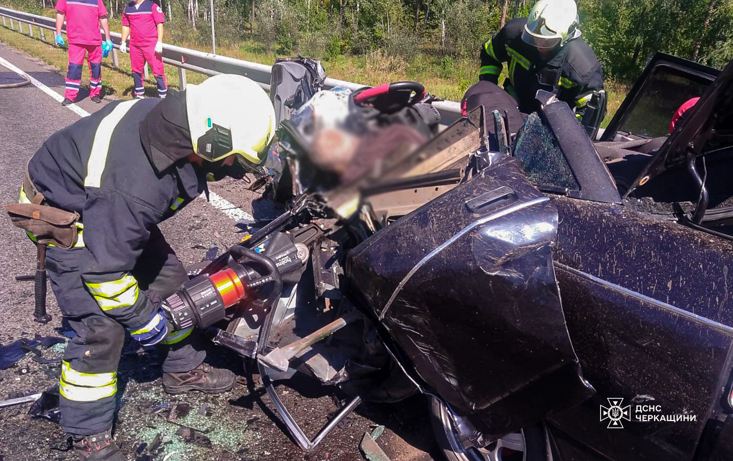 рятувальники витягують загиблих з авто після ДТП