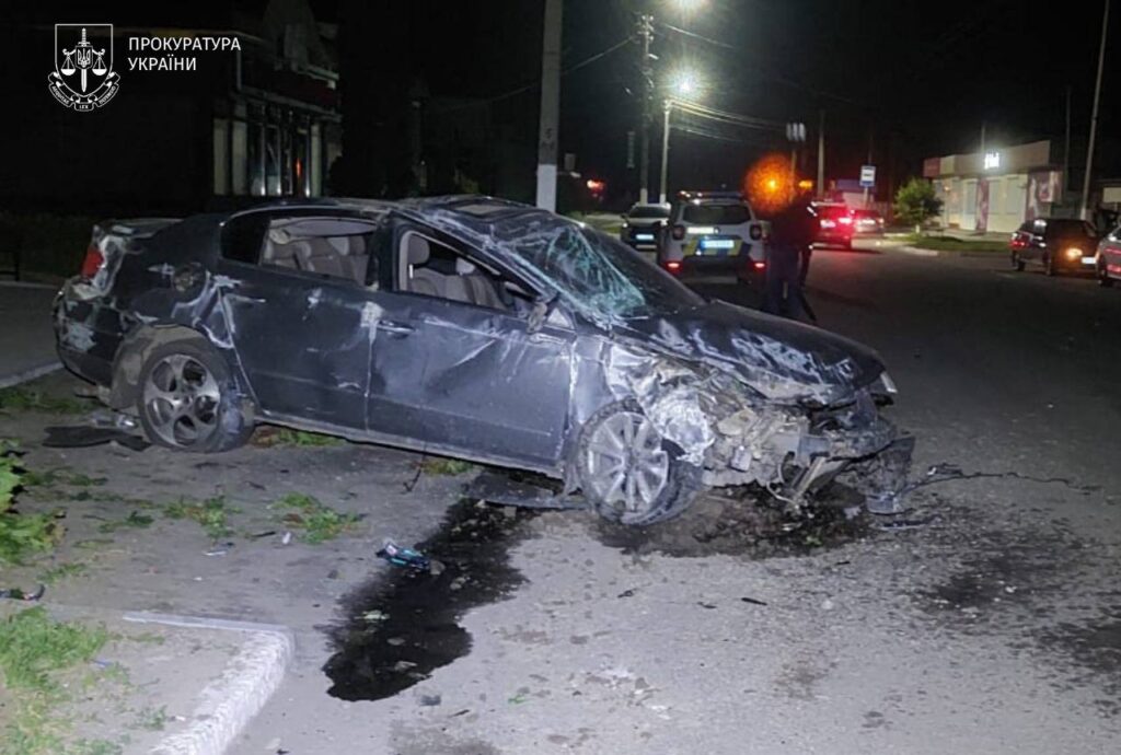 пошкоджене авто на місці ДТП