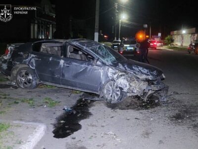 пошкоджене авто на місці ДТП