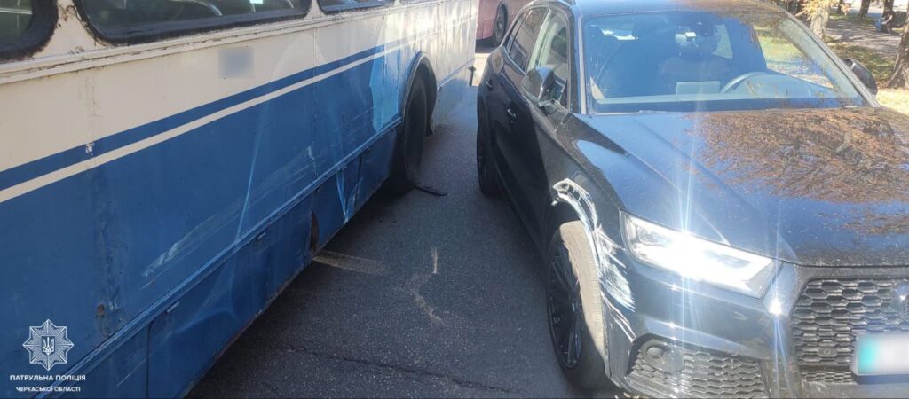 пошкоджене авто після ДТП з тролейбусом