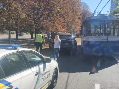 зіштовхнулися легковик і тролейбус