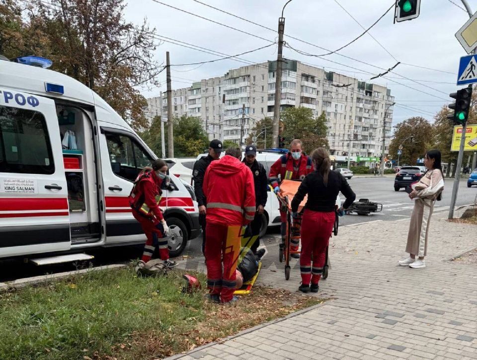 постраждалого у ДТП госпіталізовують медики