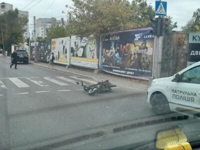 пошкоджений мотоцикл на місці ДТП у Черкасах