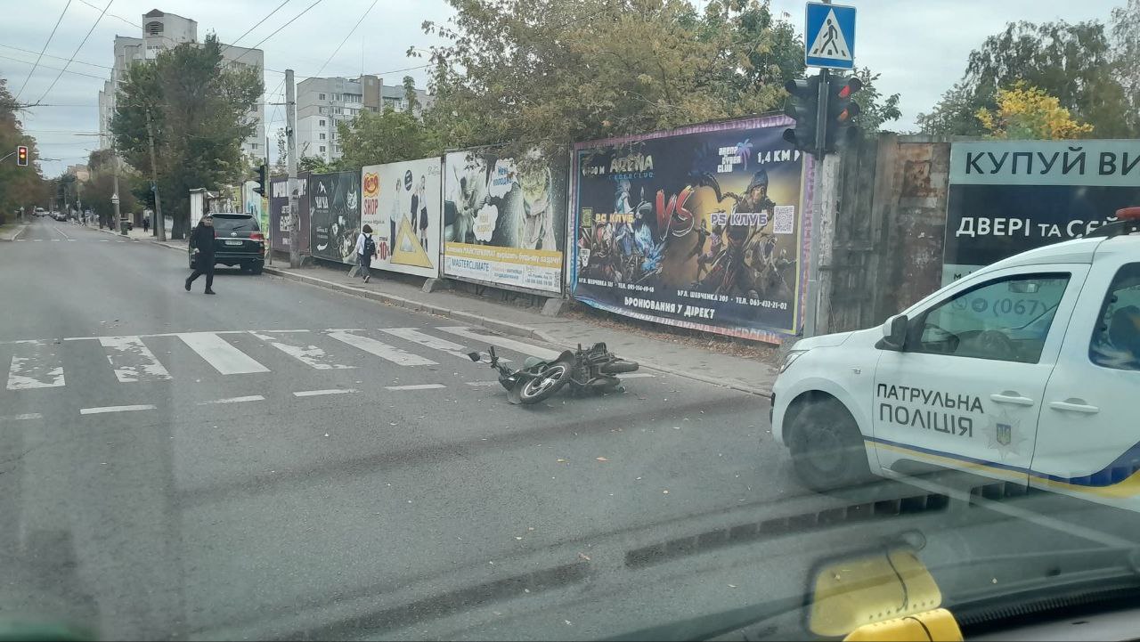 пошкоджений мотоцикл на місці ДТП у Черкасах