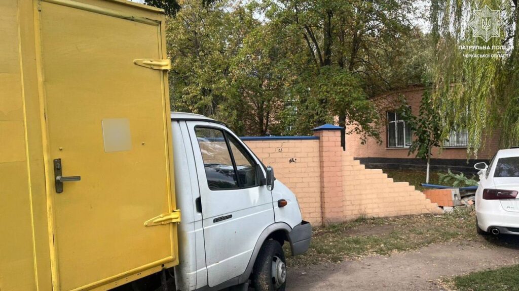 авто на місці ДТП біля пошкодженого паркана