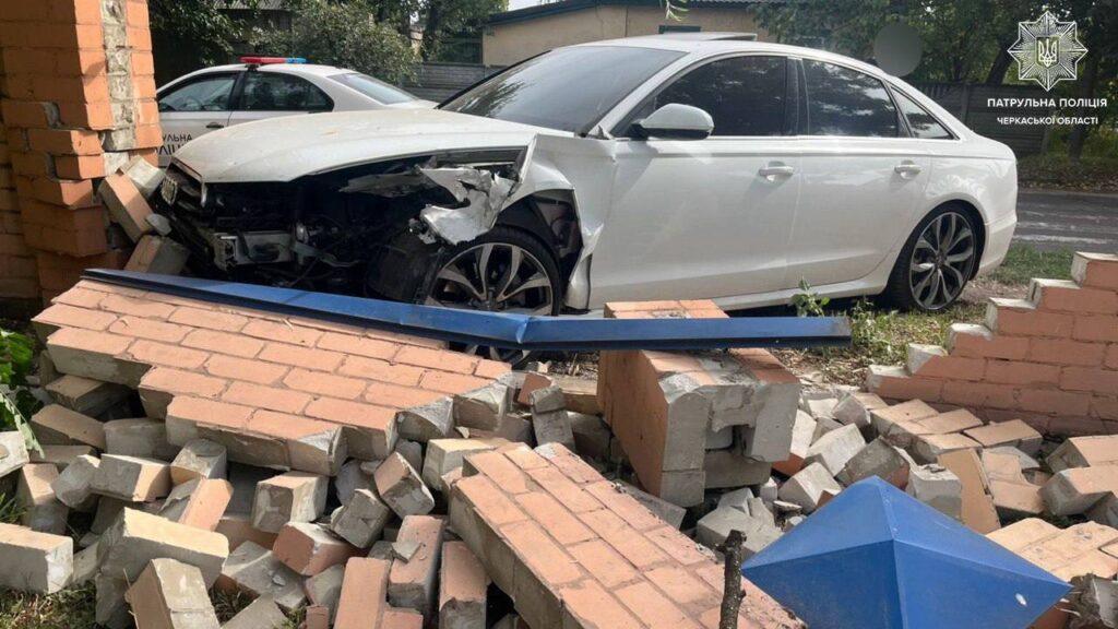 авто в'їхало у цегляний паркан