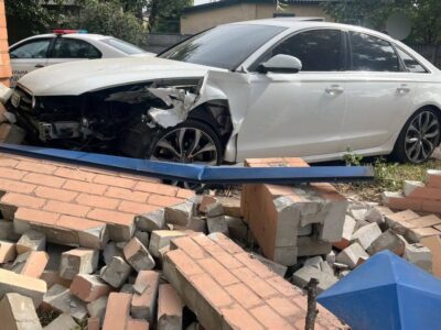 авто в'їхало у цегляний паркан