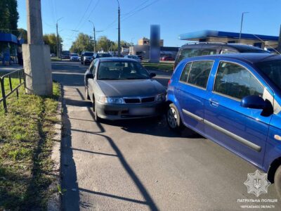 у Черкасах авто врізалося в автомобіль перед світлофором