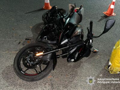 пошкоджений мотоцикл на місці ДТП