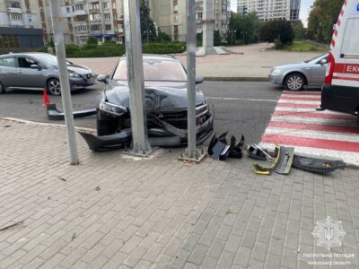 авто в'їхало в електроопору