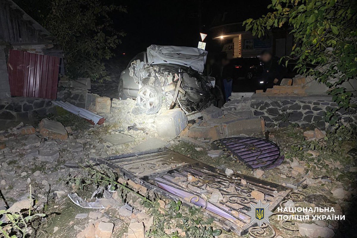 автівка в'їхала у паркан на Звенигородщині