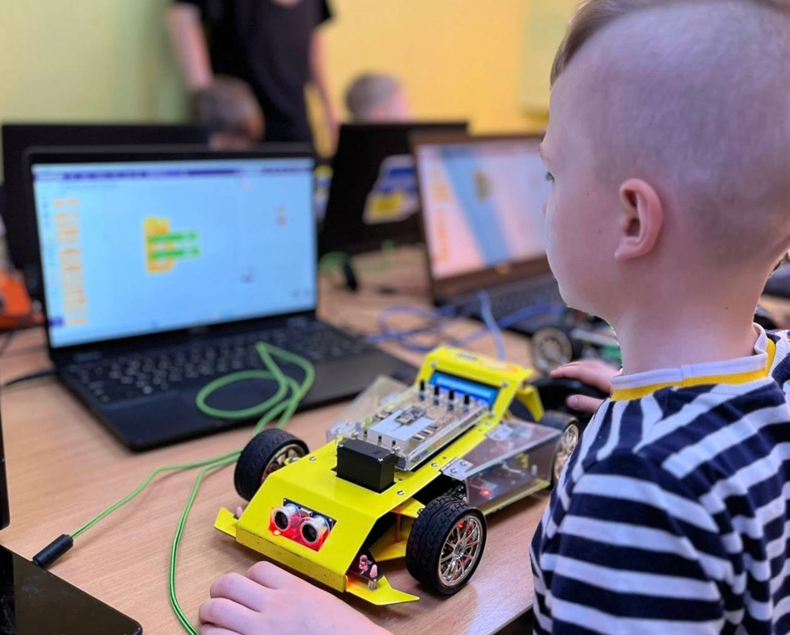 хлопчик за комп'ютером навчається програмувати