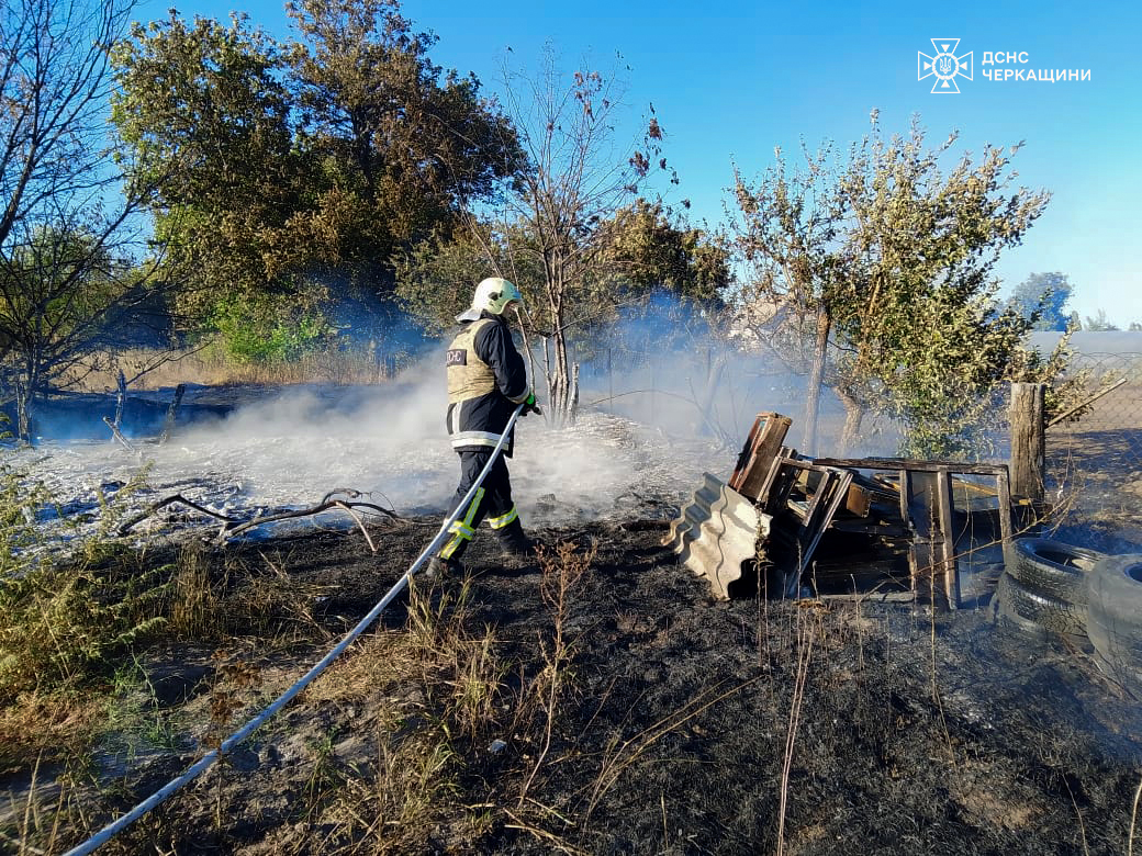 рятувальник гасить територію