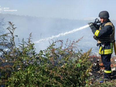 рятувальник гасить територію