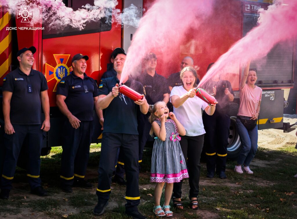 люди у рожевому диму