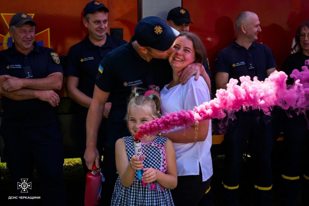 чоловік цілує жінку