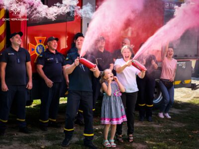люди у рожевому диму