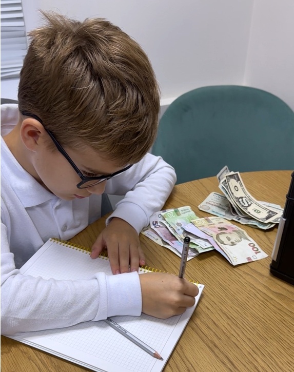 хлопчик пише