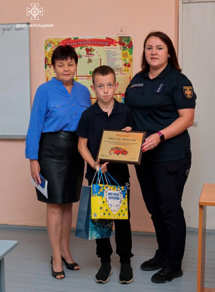 школяр і вчителька загасили пожежу на Уманщині