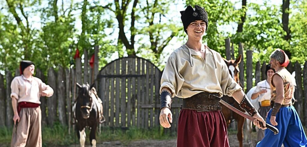 чоловіки переодягнені у козаків