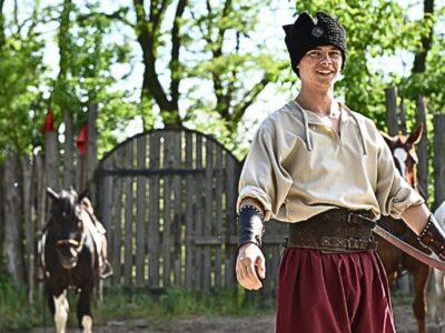 чоловіки переодягнені у козаків