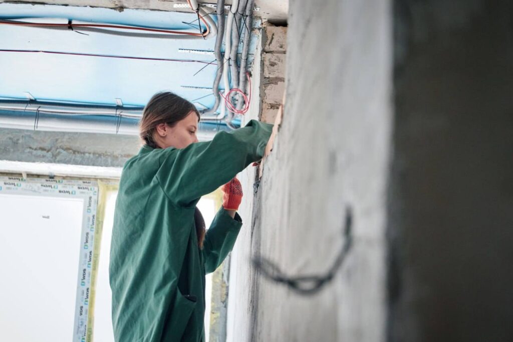 дівчина робить ремонт