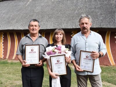 люди з грамотами