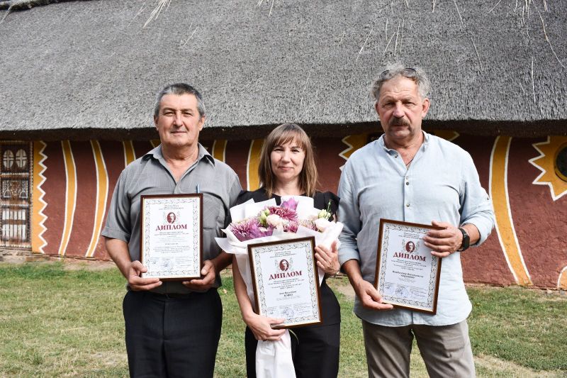 люди з грамотами