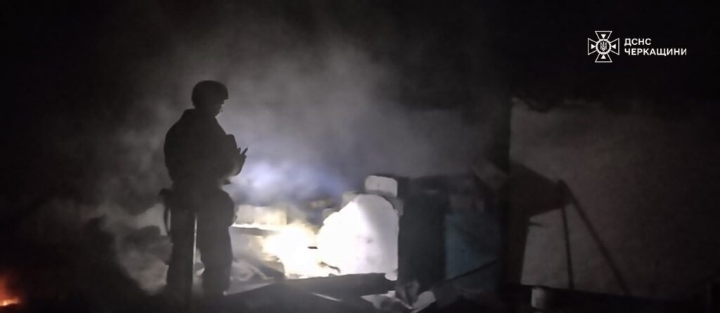 Рятувальник на місці руйнувань після падіння дрона