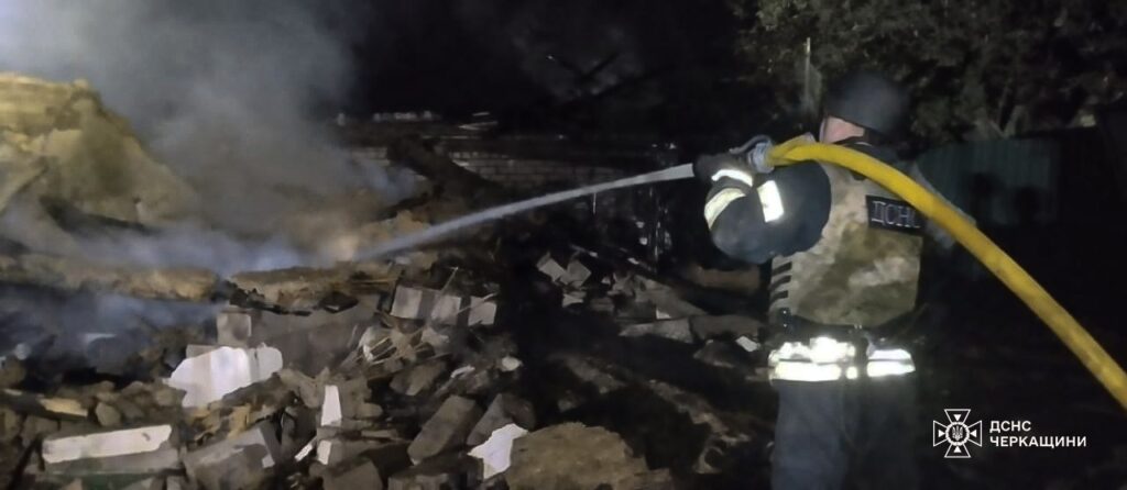 рятувальник гасить пожежу після падіння БпЛА