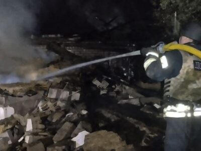 рятувальник гасить пожежу після падіння БпЛА