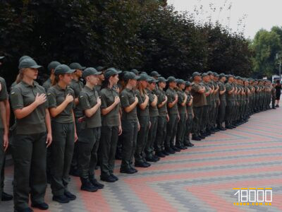 учні військового ліцею поклали руку на серце