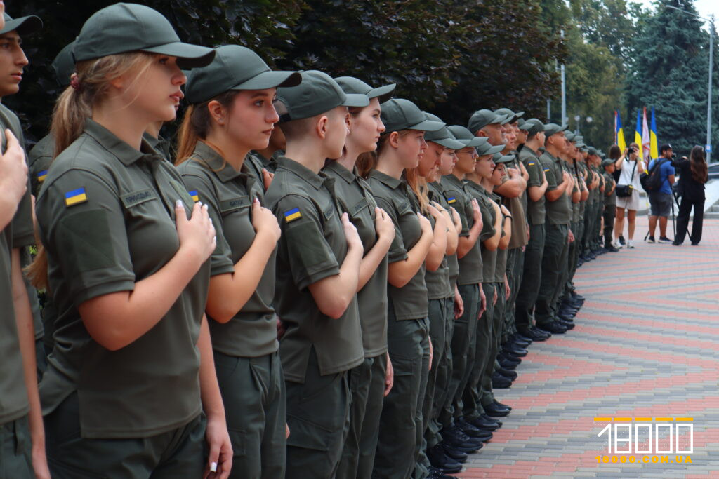учні військового ліцею співають гімн