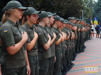 учні військового ліцею співають гімн