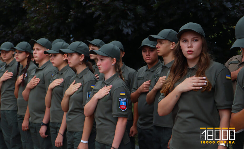 учениці військового ліцею у Черкасах на лінійці