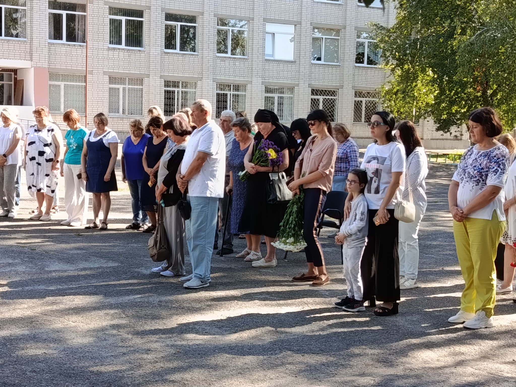 Люди на відкритті меморіалу