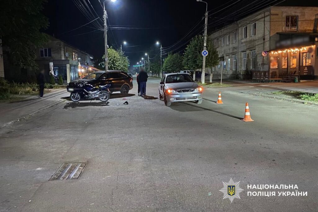 зіткнулися мотоцикл та легковик у Городищі