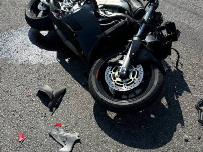 пошкоджений мотоцикл на місці ДТП