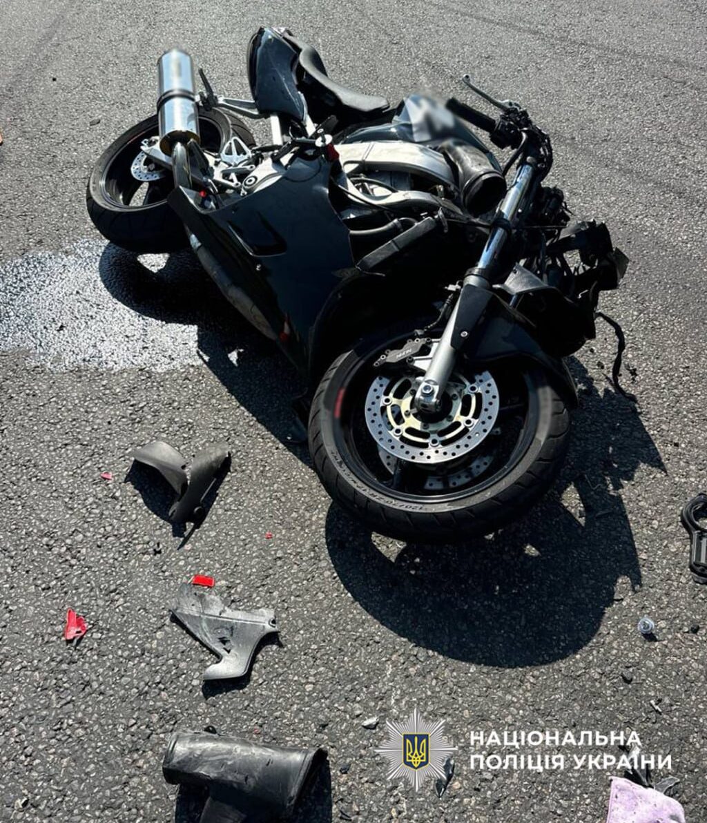 пошкоджений мотоцикл на місці ДТП