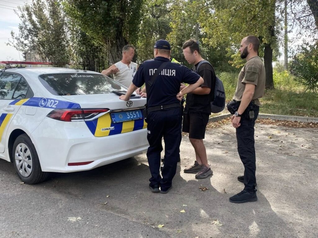 поліцейські складають протокол на порушника