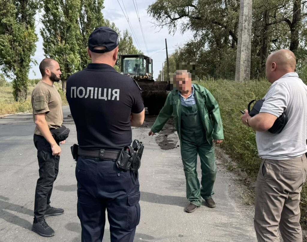 прибирання дороги, яку забруднили перегноєм