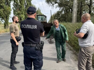 прибирання дороги, яку забруднили перегноєм