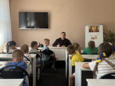 священник викладає дітям у недільній школі при соборі